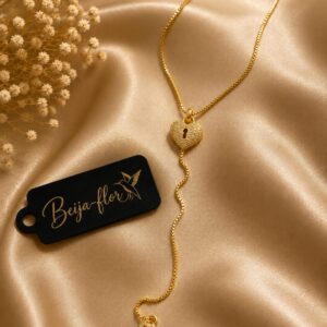 COLAR GRAVATA DE CORAÇÃO CADEADO COM CHAVE CRAVEJADO BANHADO A OURO
